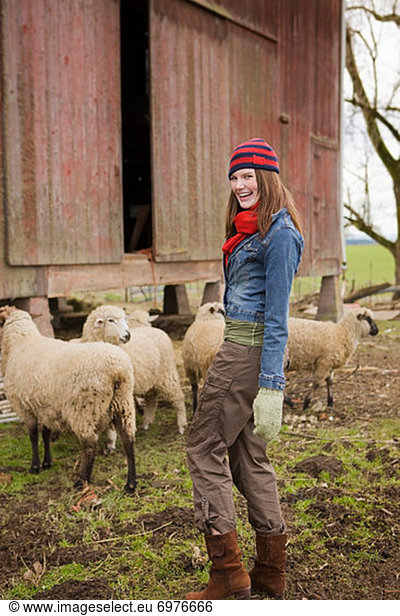 Vereinigte Staaten von Amerika  USA  Jugendlicher  Bauernhof  Hof  Höfe  Schaf  Ovis aries  Herde  Herdentier  Vogelschwarm  Vogelschar  Mädchen  Oregon