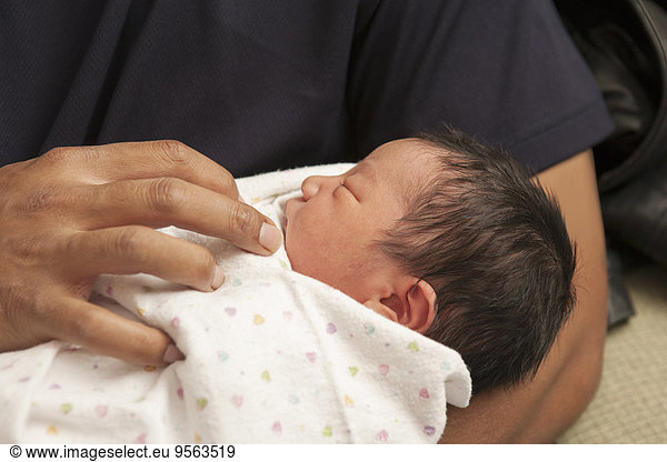 Vereinigte Staaten von Amerika USA Neugeborenes neugeboren Neugeborene Menschlicher Vater halten Close-up Mädchen Baby