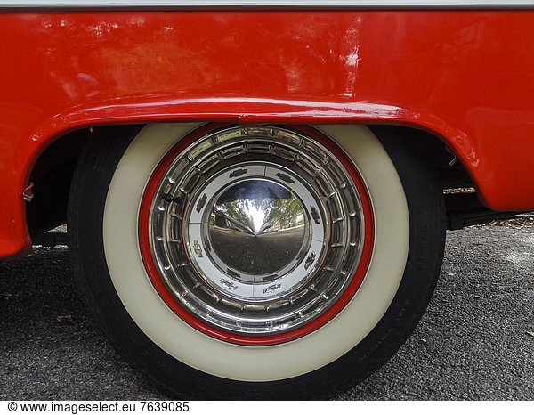 Vereinigte Staaten von Amerika  USA  Oldtimer  Amerika  Auto  weiß  rot  Chevrolet  General Motors  alt  Texas  Reifen  Autoreifen