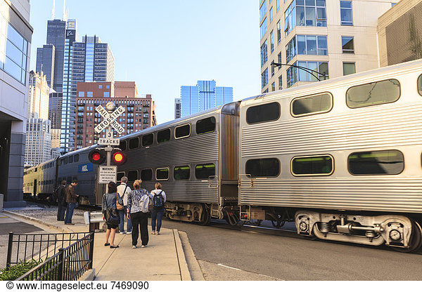 Vereinigte Staaten von Amerika  USA  passen  überqueren  offen  Nordamerika  Zug  Fußgänger  Chicago  Innenstadt  Illinois