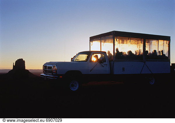 Vereinigte Staaten von Amerika  USA  Sonnenuntergang  Tal  Tagesausflug  Monument  Lastkraftwagen  Arizona