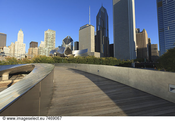 Vereinigte Staaten von Amerika USA Stadtansicht Stadtansichten Brücke Nordamerika Design Jahrtausend Fußgänger BP British petroleum Chicago Illinois