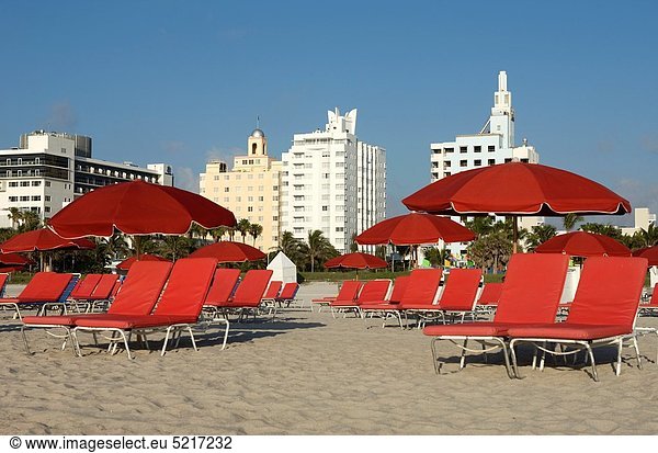 Vereinigte Staaten von Amerika  USA  Strand  Regenschirm  Schirm  rot  Veranda  Sonnenschirm Florida  Miami  Sonne