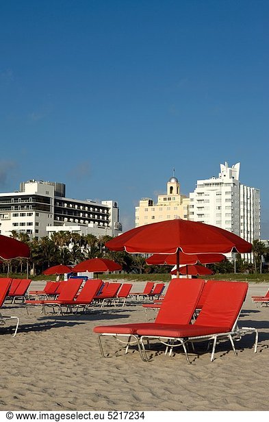 Vereinigte Staaten von Amerika  USA  Strand  Regenschirm  Schirm  rot  Veranda  Sonnenschirm Florida  Miami  Sonne