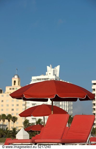 Vereinigte Staaten von Amerika  USA  Strand  Regenschirm  Schirm  rot  Veranda  Sonnenschirm  Schirm  Florida  Miami  Sonne