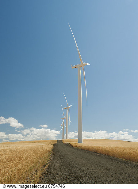 Vereinigte Staaten von Amerika USA Windturbine Windrad Windräder zwischen inmitten mitten Fernverkehrsstraße schmutzig vorwärts Oregon