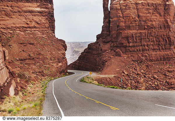 Vereinigte Staaten von Amerika  USA  zwischen  inmitten  mitten  Fernverkehrsstraße  Anordnung  heraustropfen  tropfen  undicht  Fluss  rot  2  Colorado  Sandstein  Utah