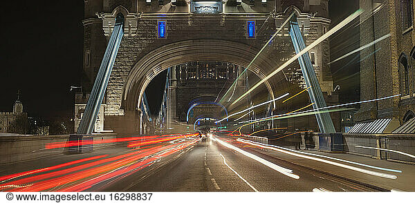 Vereinigtes Königreich  England  London  Tower Bridge  Verkehr bei Nacht