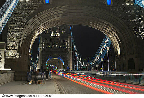 Vereinigtes Königreich  England  London  Tower Bridge  Verkehr bei Nacht