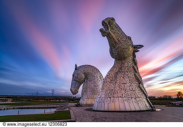 Vereinigtes Königreich  Schottland  Falkirk  Skulpturen Die Kelpies von Andy Scott im Abendlicht