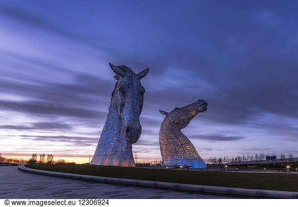 Vereinigtes Königreich  Schottland  Falkirk  Skulpturen Die Kelpies von Andy Scott im Abendlicht
