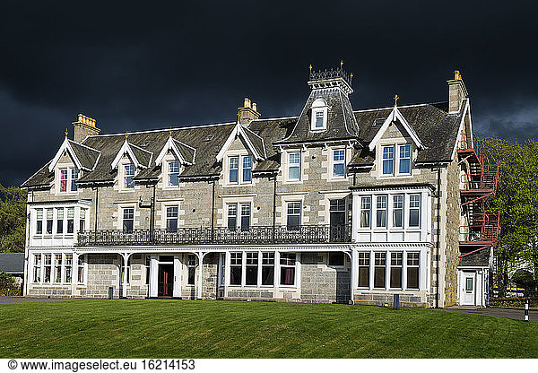 Vereinigtes Königreich  Schottland  Newtonmore  Ansicht eines schottischen Landhauses