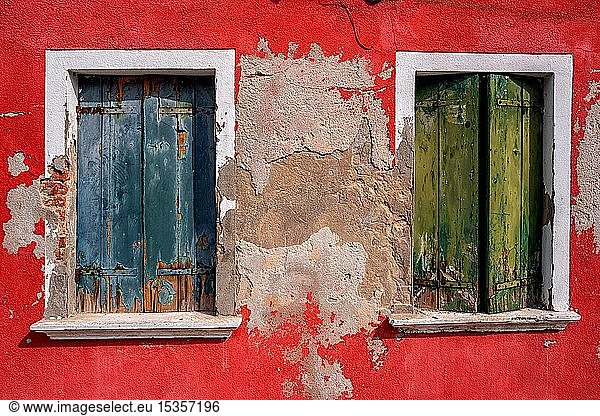 Verfallene bunte Hausfassade mit alten Fensterläden  Burano  Venedig  Italien  Europa
