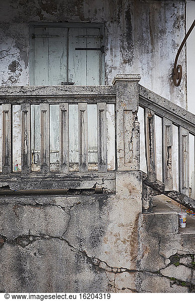 Verfallene graue Treppe und Balkon  Saint Martin  Karibik