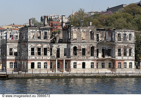 Verfallene hölzerne Villa  Yaliler  Bosporus-Ufer bei Ortaköy  Istanbul  Türkei