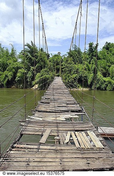 Verfallene Hängebrücke über den Fluss Kwai  Tha Sao  Kanchanaburi  Thailand  Asien