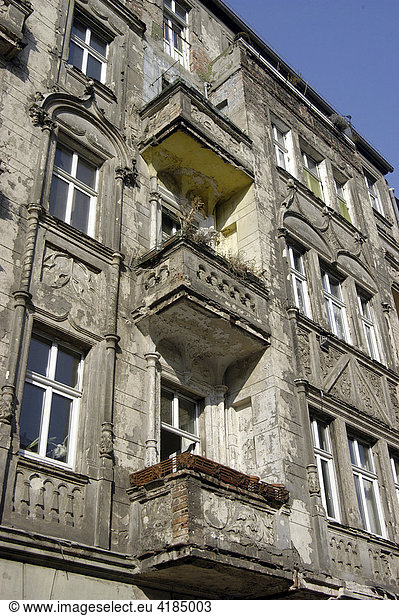 Verfallene Hausfassade eines Gruenderzeit Hauses in Prenzlauer Berg. Berlin  Deutschland.