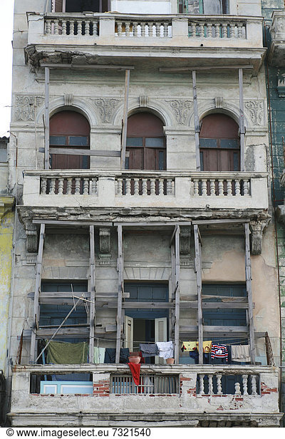 Verfallene Hausfassade in Havanna  Kuba  Amerika
