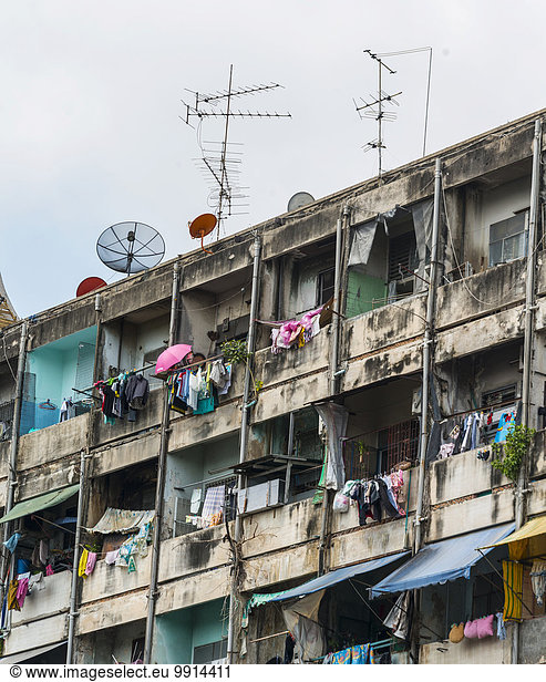 Verfallene Hausfassade mit bunter Wäsche  Bangkok  Thailand  Asien