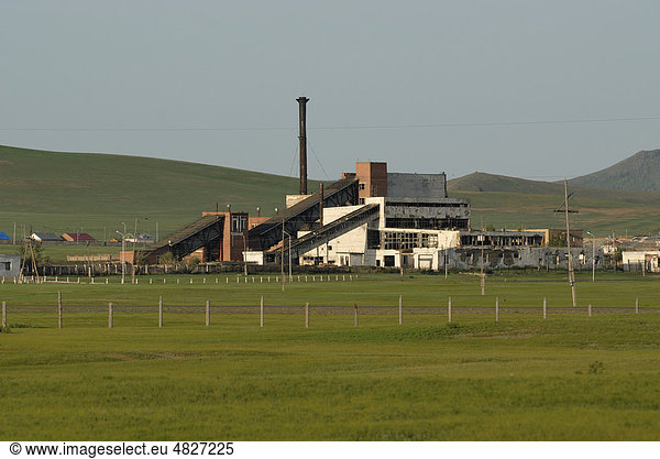 Verfallene Industrieanlage  Industrieruine in Karakorum  Kharkhorin  Övörkhangai Aimak  Mongolei  Asien