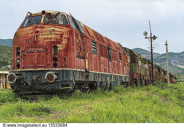Verfallene Lokomotive und Zug im ehemaligen Bahnhof  Prrenjas  Albanien  Europa