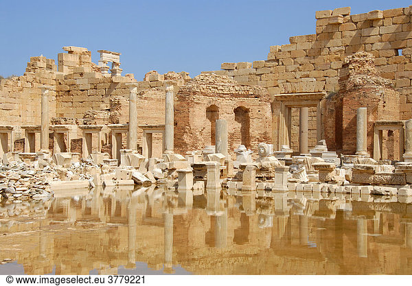 Verfallene Mauern spiegeln im Wasser neues Forum Leptis Magna Libyen