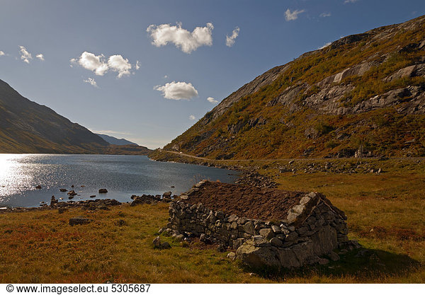 Verfallene Steinhütte am Ufer des Sees Nyst¯lsvatnet  Norwegen  Europa
