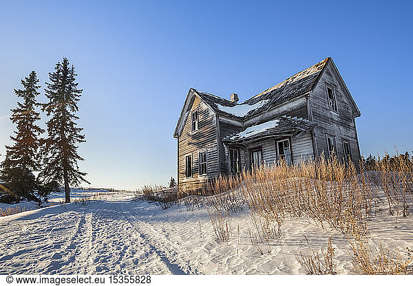 Verfallenes Farmhaus bei Sonnenaufgang im Winter  in der Nähe von Winnipeg; Manitoba  Kanada