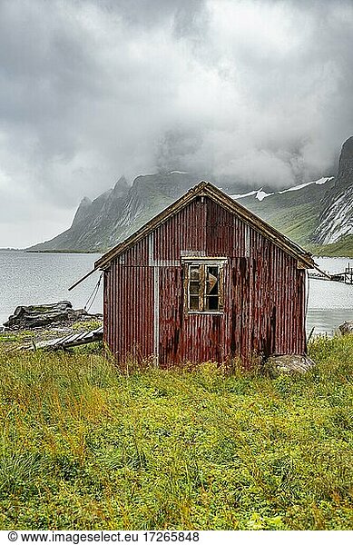 Verfallenes Haus bei Vinstadt  Fjord und Berge  Lofoten  Nordland  Norwegen  Europa