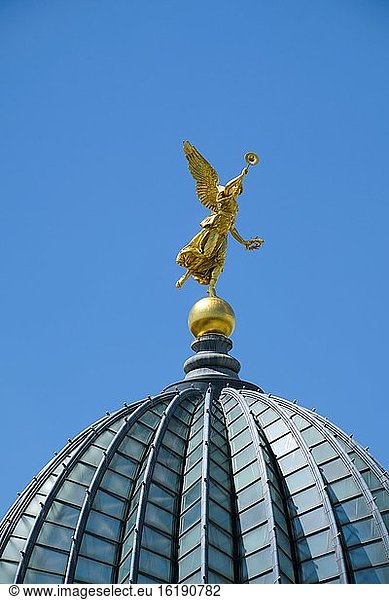 Vergoldete Figur der Fama auf der Kuppel der Hochschule für Bildende Künste  ehemalige Kunstakademie  Dresden  Sachsen  Deutschland  Europa
