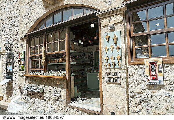 Verkauf von Olivenholzprodukten  Unterstadt  Altstadt  Monemvasia  Lakonien  Peloponnes  Griechenland  Europa