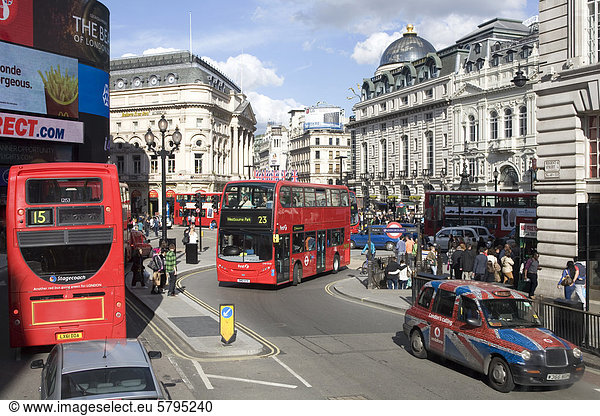Verkehr am Piccadilly Circus  Doppeldeckerbusse  Taxi  London  England  Gro_britannien  Europa