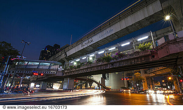 Verkehr an einer belebten Kreuzung in Bangkok