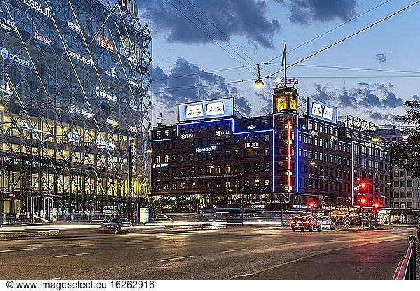Verkehr auf dem H. C. Andersens Boulevard in der Abendd?mmerung  Kopenhagen  D?nemark  Europa | Verkehr auf dem H. C. Andersens Boulevard in der Abendd?mmerung  Kopenhagen  D?nemark  Europa.