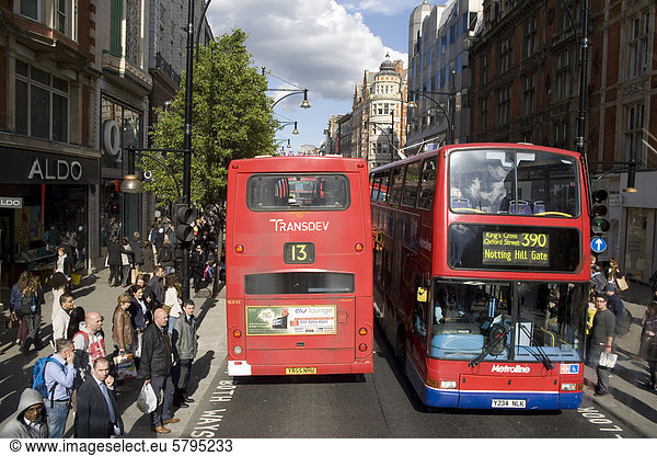 Verkehr auf der Oxford Street  Doppeldeckerbusse  London  England  Gro_britannien  Europa