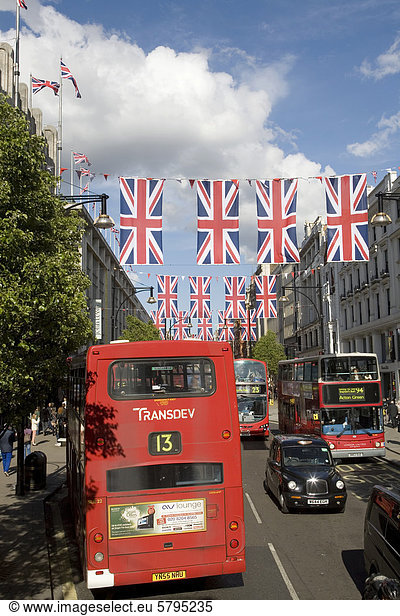 Verkehr auf der Oxford Street  Doppeldeckerbusse  Union Jack  Nationalflagge  London  England  Gro_britannien  Europa