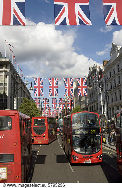 Verkehr auf der Oxford Street  Doppeldeckerbusse  Union Jack  Nationalflagge  London  England  Gro_britannien  Europa