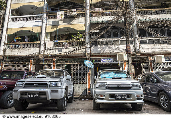 Verkehr Gebäude frontal parken Nachbarschaft Stromleitung Myanmar