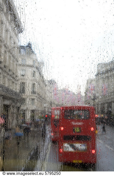 Verkehr im Regen  Doppeldeckerbus  London  England  Gro_britannien  Europa