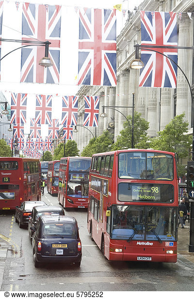 Verkehr im Regen  Doppeldeckerbusse auf der Oxford Street  Union Jack  Nationalflagge  London  England  Gro_britannien  Europa