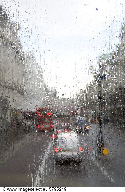 Verkehr im Regen  London  England  Gro_britannien  Europa