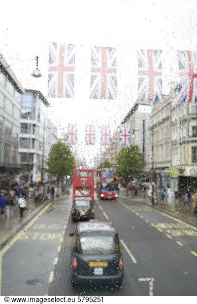 Verkehr im Regen  Oxford Street  Union Jack  Nationalflagge  London  England  Gro_britannien  Europa