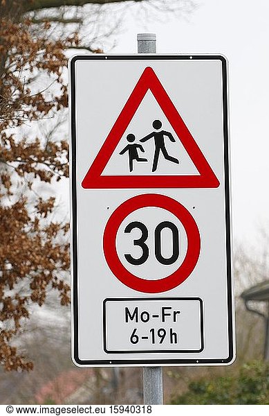 Verkehrsschild Achtung Kinder  Tempo 30 Zone vor Schulen und Kindergärten von Montag bis Freitag von 6 bis 19 Uhr  Schleswig-Holstein  Deutschland  Europa