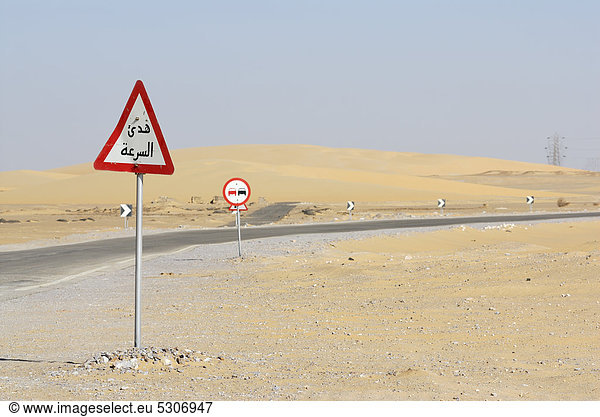 Verkehrsschilder  Sanddünen zwischen Oase Dakhla und Oase Kharga  Libysche Wüste  Ägypten  Afrika