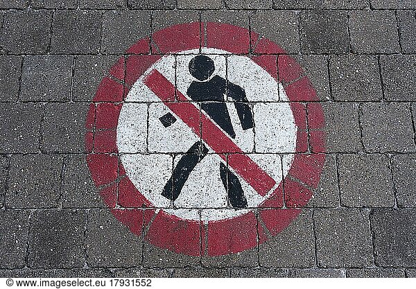 Verkehrszeichen auf einer Straße  kein Durchgang für Fußgänger  Bayern  Deutschland  Europa