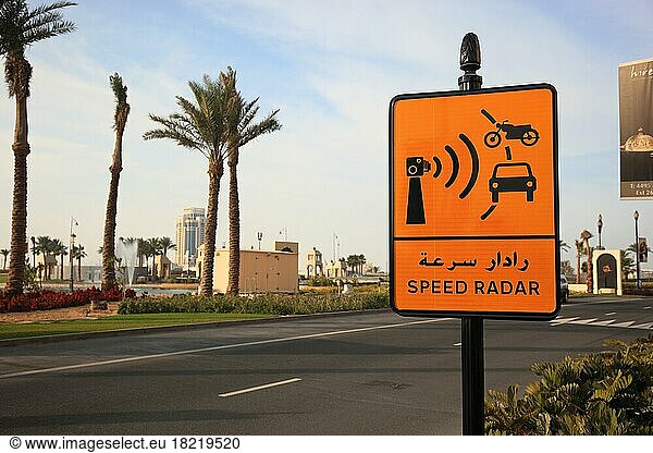 Verkehrszeichen  Hinweis auf Radarkontrolle  in Doha  Qatar  Katar  Asien