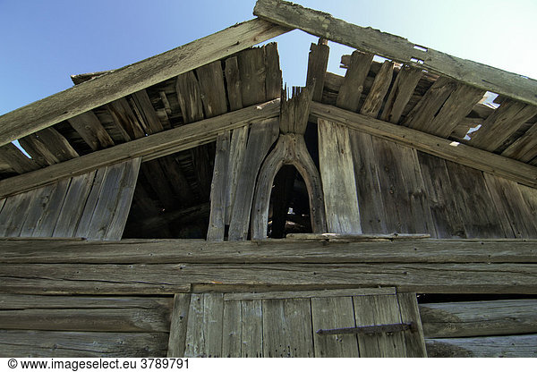 Verkommene verfallene Hütte Huette im Leutaschtal bei Seefeld Tirol Oesterreich