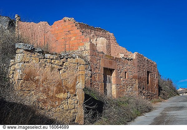 Verlassene Gebäude in der Stadt Penalba de San Esteban in der Gemeinde San Esteban de Gormaz  Provinz Soria in Spanien.