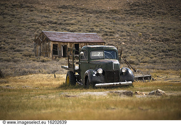 Verlassener Pick-up-Truck in der Geisterstadt Bodie  Bodie National Park  Kalifornien  USA