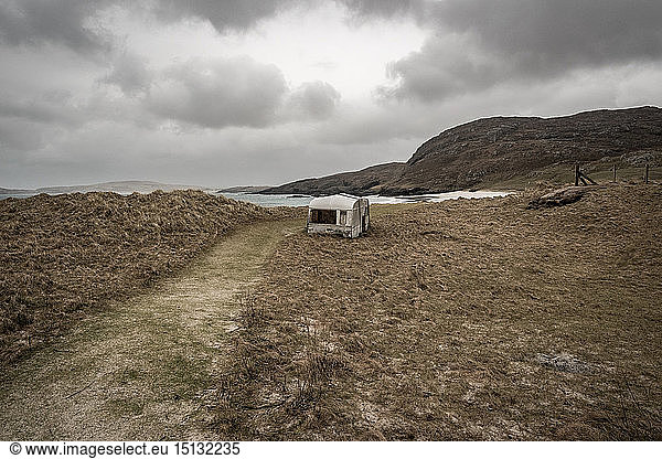 Verlassener Wohnwagen am Cleit Beach bei Regen und stürmischem Wetter  Barra  Äußere Hebriden  Schottland  Vereinigtes Königreich  Europa